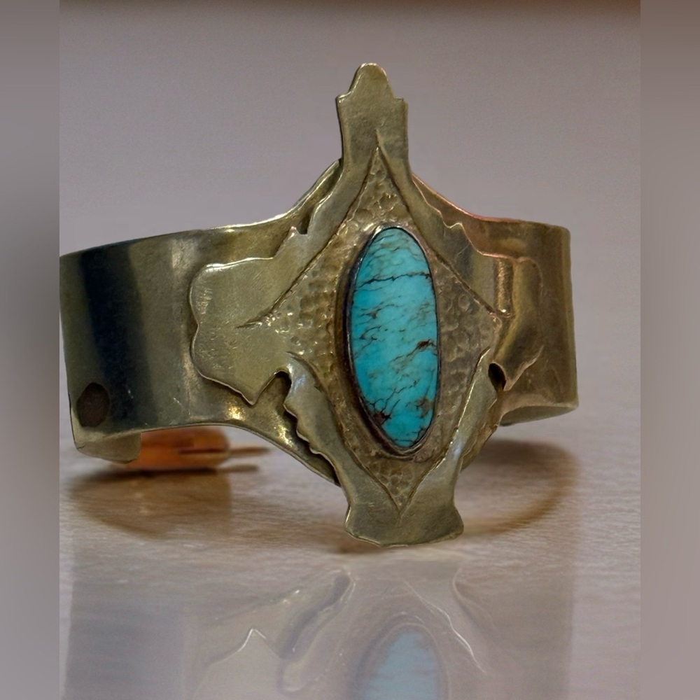 STUNNING VINTAGE SILVER AND TURQUOISE BRACELET SO UNIQUE